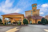 La Quinta Inn & Suites by Wyndham Winston-Salem - Parkplatz
