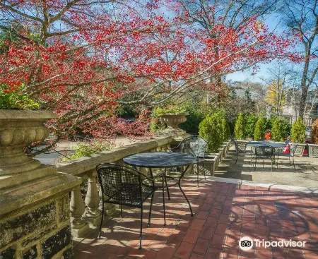 Mansions on Fifth Отели рядом с достопримечательностью «Храм познания»