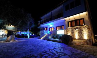 Hotel Pegasus-Adult Friendly - Housity