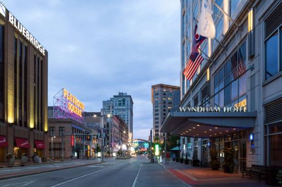Crowne Plaza Cleveland At Playhouse Square An Ihg Hotel Updated 2021 Reviews Trip Com Crowne Plaza Cleveland At Playhouse, Chandelier Cleveland Cost