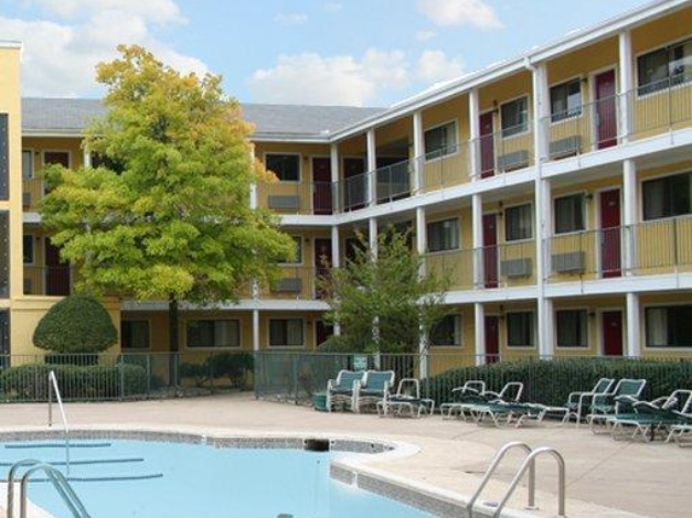 Oaktree Inn and Suites