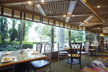 Hotel New Otani Osaka Отели рядом со станцией Shimo-Shinjo Railway Station