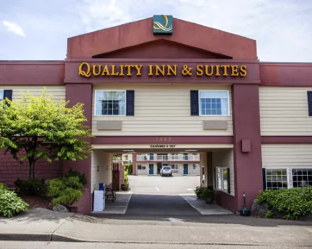 Naval Suites, near Shipyard, Bremerton โรงแรมในเบรเมอร์ตัน