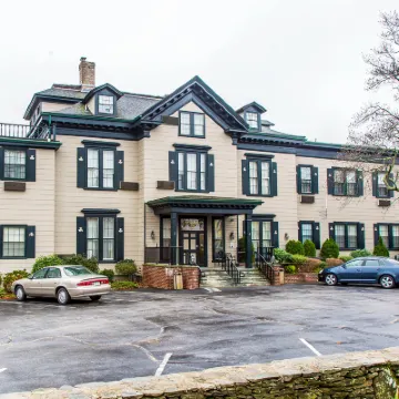 The Carriage House Inn Newport Hotels near Easton's Beach