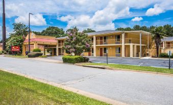 Econo Lodge Inn & Suites at Fort Moore