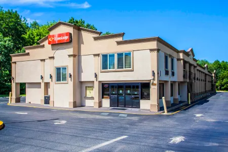 Econo Lodge Отели в г. Мейпл Шейд Тауншип