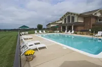 Round Hill Inn - Pools