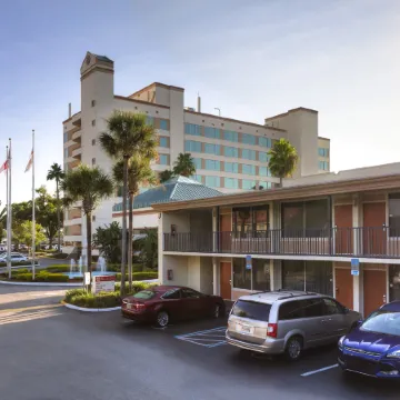 Ramada by Wyndham Kissimmee Gateway Отели рядом с достопримечательностью «Селебрейшн»