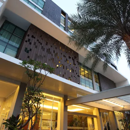 Avissa Suites Отели рядом с достопримечательностью «Торговый центр Kuningan City»