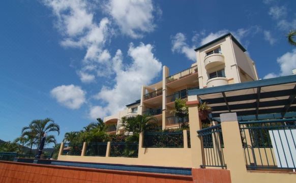 Airlie Beach Magnums - Adults Only - Housity
