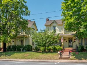 Carrier Houses Bed & Breakfast