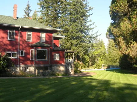 Sasquatch Crossing Eco Lodge B&B Отели в г. Фрейзер Вэлли C