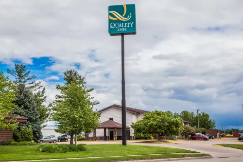 Quality Inn Galesburg Near US Highway 34 and I-74 - parking