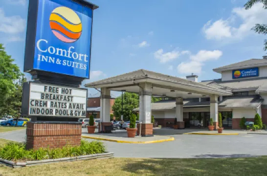 Comfort Inn & Suites Ambassador Bridge Hotels near Ambassador Bridge