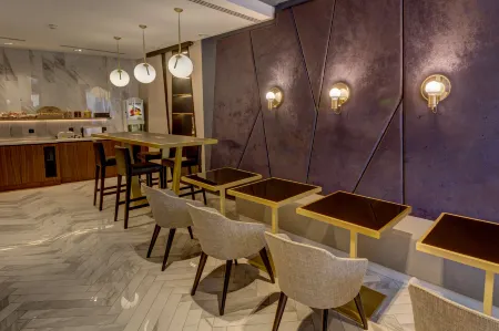 Best Western Plus Hotel Comedie Saint-Roch Отели рядом с достопримечательностью «Antigone»