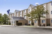 Microtel Inn & Suites by Wyndham Louisville East - parking