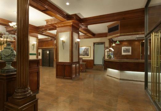 4. 나이트 호텔 브..