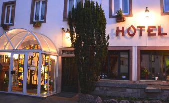 Logis Hôtel du Centre - Halte idéale en Cyclotourisme Avec Garage à vélos Clos