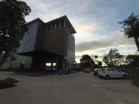 Riverawan Hotel - Parking