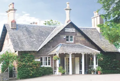 Meikleour Arms Hotel & Restaurant فنادق في Coupar Angus