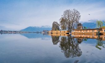 Golden Flower Heritage Houseboat