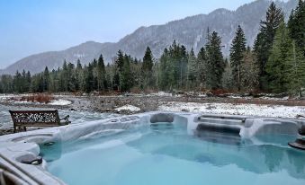 Sky River's Edge - Three Bedroom Cabin with Hot Tub