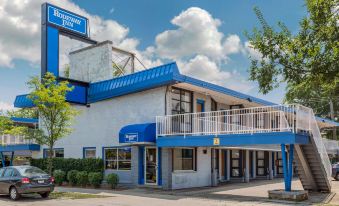 "There is a large white building with an exterior view that has the word ""hotel"" on top" at Rodeway Inn Chicago