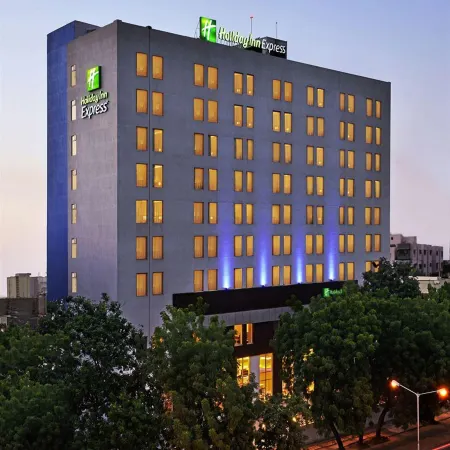 Fairfield by Marriott Ahmedabad Отели рядом с достопримечательностью «Торговый центр Alpha One»