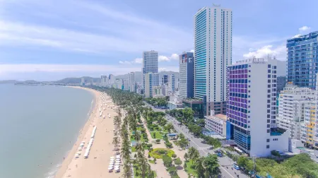 Hotel Novotel Nha Trang Отели рядом с достопримечательностью «Lucky Foot Spa Nha Trang»