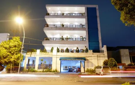 Ratu Homestay Malang Отели рядом с достопримечательностью «Malang City Square»