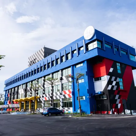 Holiday Garden Hotel SKM Park Отели рядом с достопримечательностью «Станция метро Caoya»
