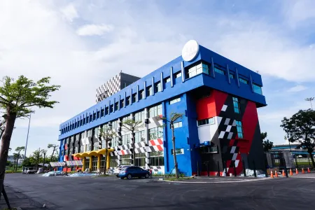 Holiday Garden Hotel SKM Park Отели рядом с достопримечательностью «Cijin Island»