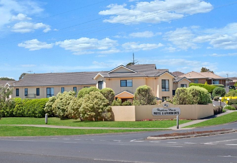 Hopkins House Motel & Apartments - Housity