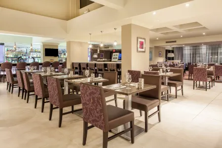 Holiday Inn Toronto International Airport Отели рядом с достопримечательностью «BAPS Shri Swaminarayan Mandir»