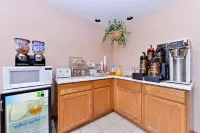 Super 8 by Wyndham Chenoa Hotels in Pontiac