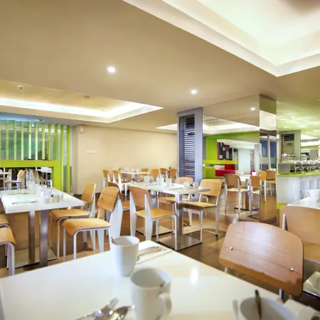 Favehotel Gatot Subroto Jakarta Отели рядом с достопримечательностью «Небоскреб «Мулиа»»