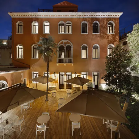 Palazzo Barocci Отели рядом с достопримечательностью «Palazzo Pisani Moretta»