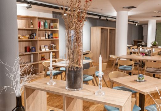 2. 호텔 아카데미아..