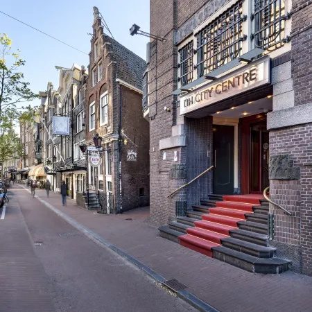 NH City Centre Amsterdam Отели рядом с достопримечательностью «Плавучий дом-музей»
