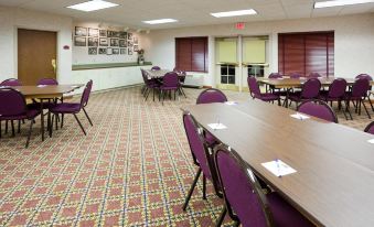 Holiday Inn Express & Suites Fort Atkinson