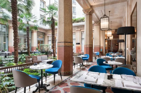 Prince de Galles, a Luxury Collection Hotel, Paris Отели рядом с достопримечательностью «Парк дэ Пранс»