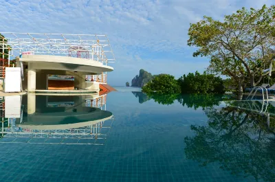 PP Charlie Beach Resort Hotels near Koh Phi Phi Viewpoint