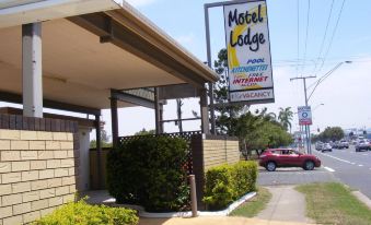 a motel entrance with a sign above the door , indicating that it is a motel at Motel Lodge