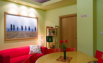 Hostel Helvetia - Private Rooms in City Center and Old Town