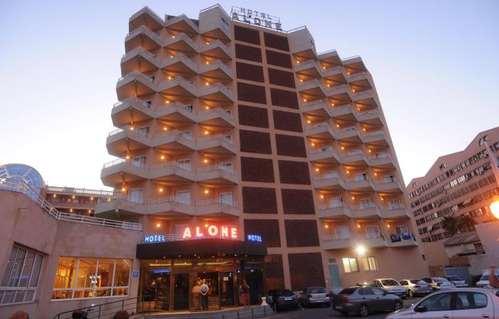 Hotel Alone