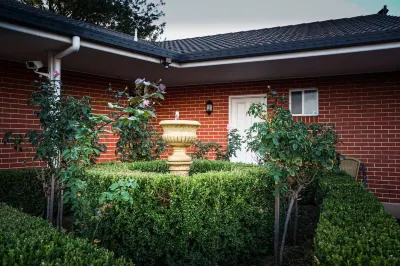 Akuna Motor Inn and Apartments Hotels near Savannah Cabins, Taronga Western Plains Zoo