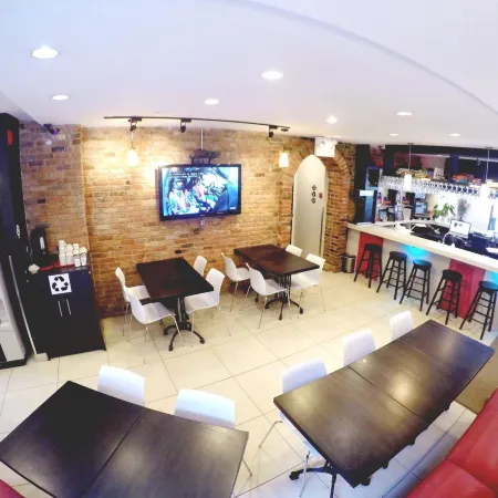 M Montreal Hostel Отели в г. Монреаль
