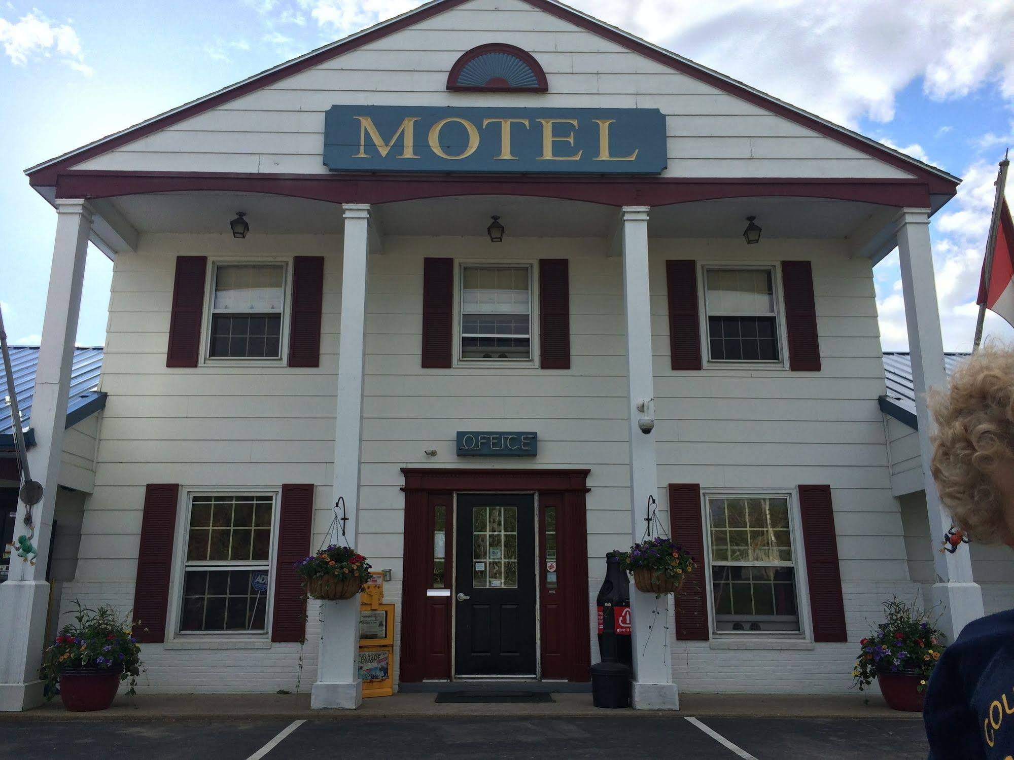 Colonial Valley Motel