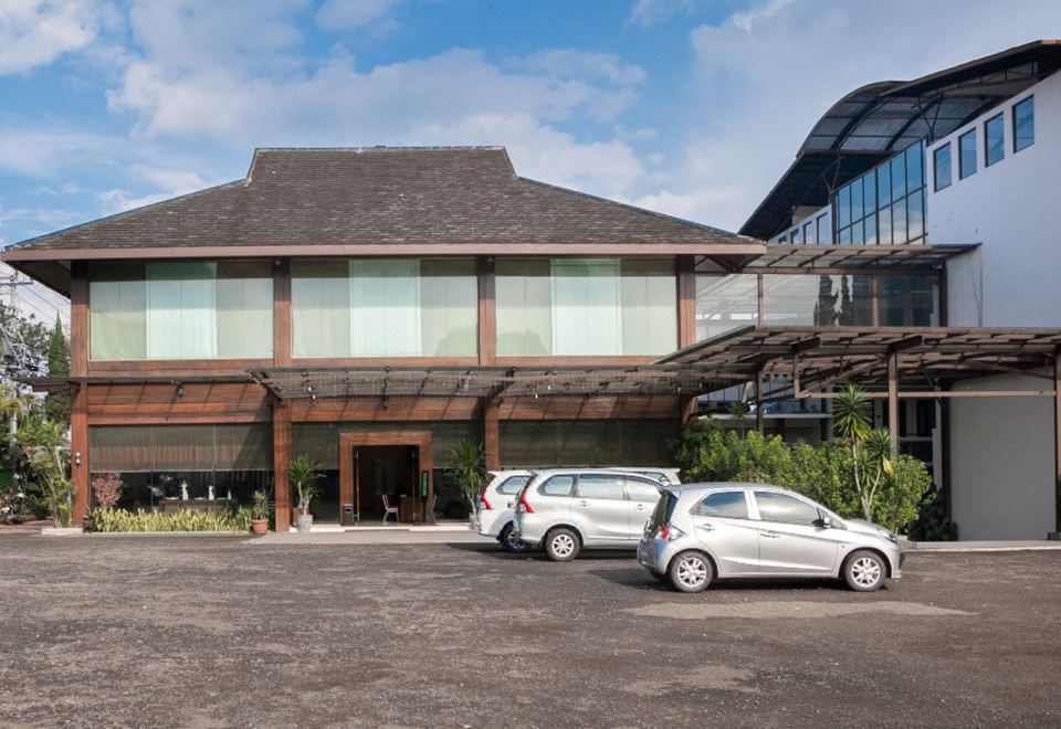 RedDoorz Plus Near Floating Market Lembang - Housity