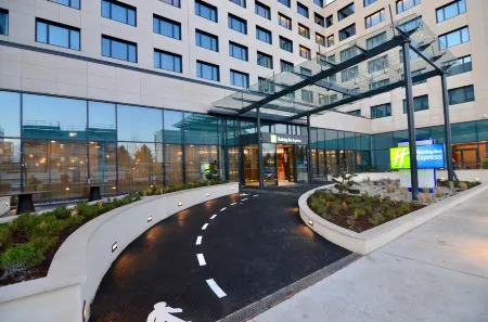 Holiday Inn Express Paris - CDG Airport Отели рядом с достопримечательностью «Парк Мэри»